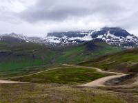 Abfahrt zum Borgarfjörður-Eystri mit wolkenverhangenen Gipfeln - Ostfjorde
